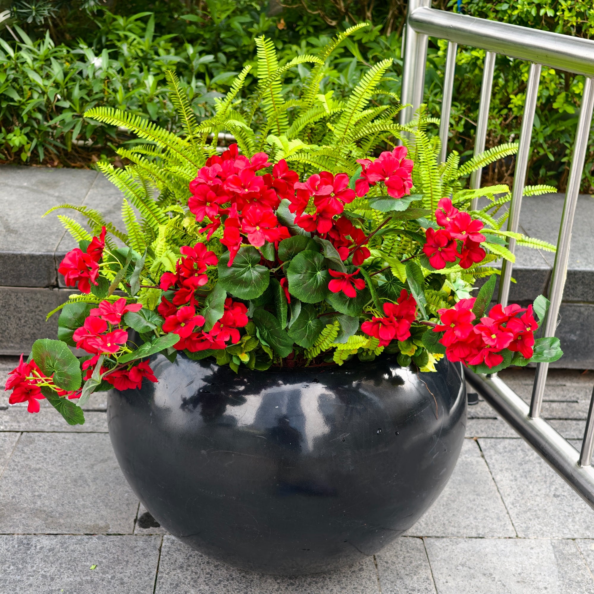 Langstielige Kunst-Geranien – UV-beständige Seidenblume, verblasst nicht, lebensechter Strauch für Garten, Balkon, Terrasse & Wohnbereich