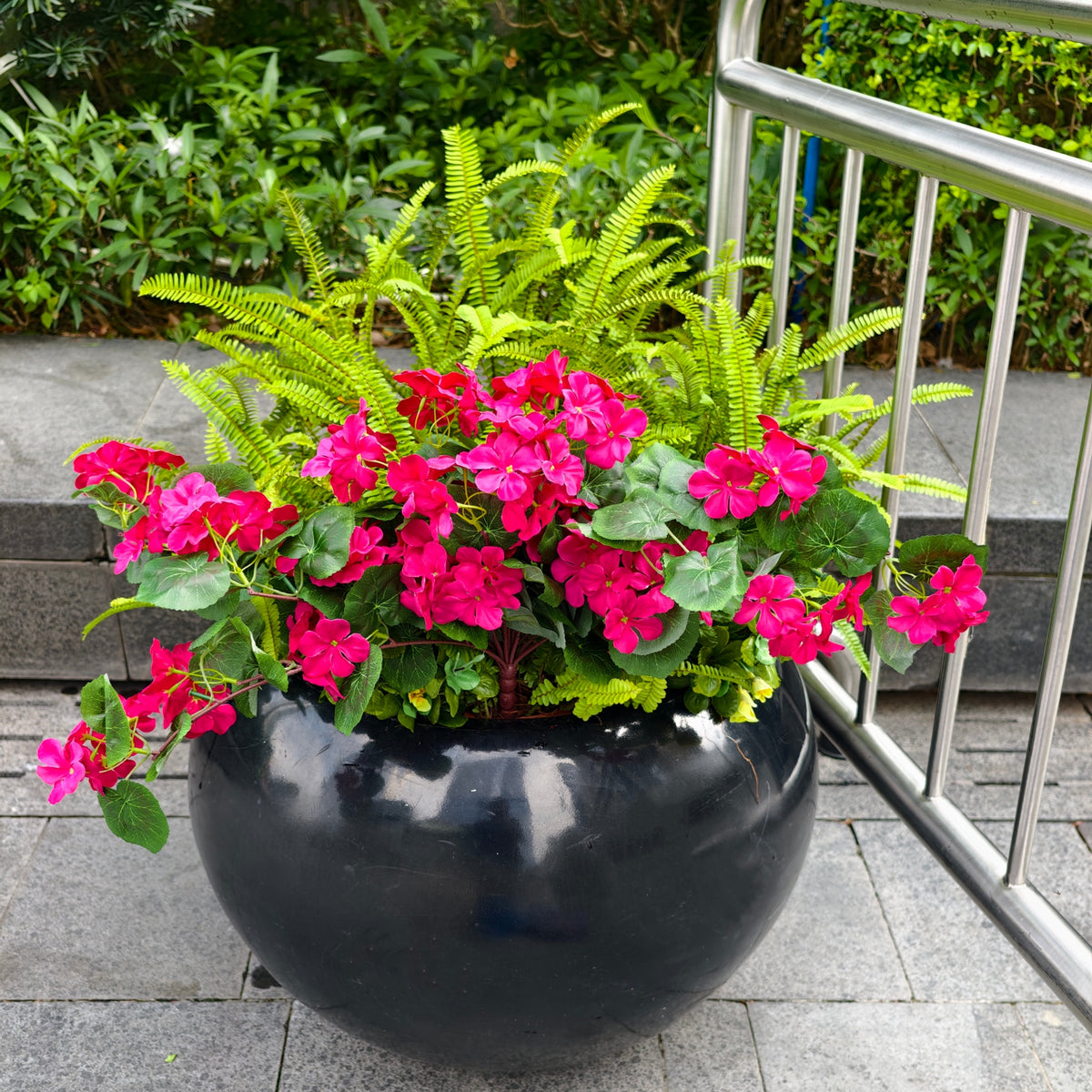 Langstielige Kunst-Geranien – UV-beständige Seidenblume, verblasst nicht, lebensechter Strauch für Garten, Balkon, Terrasse & Wohnbereich