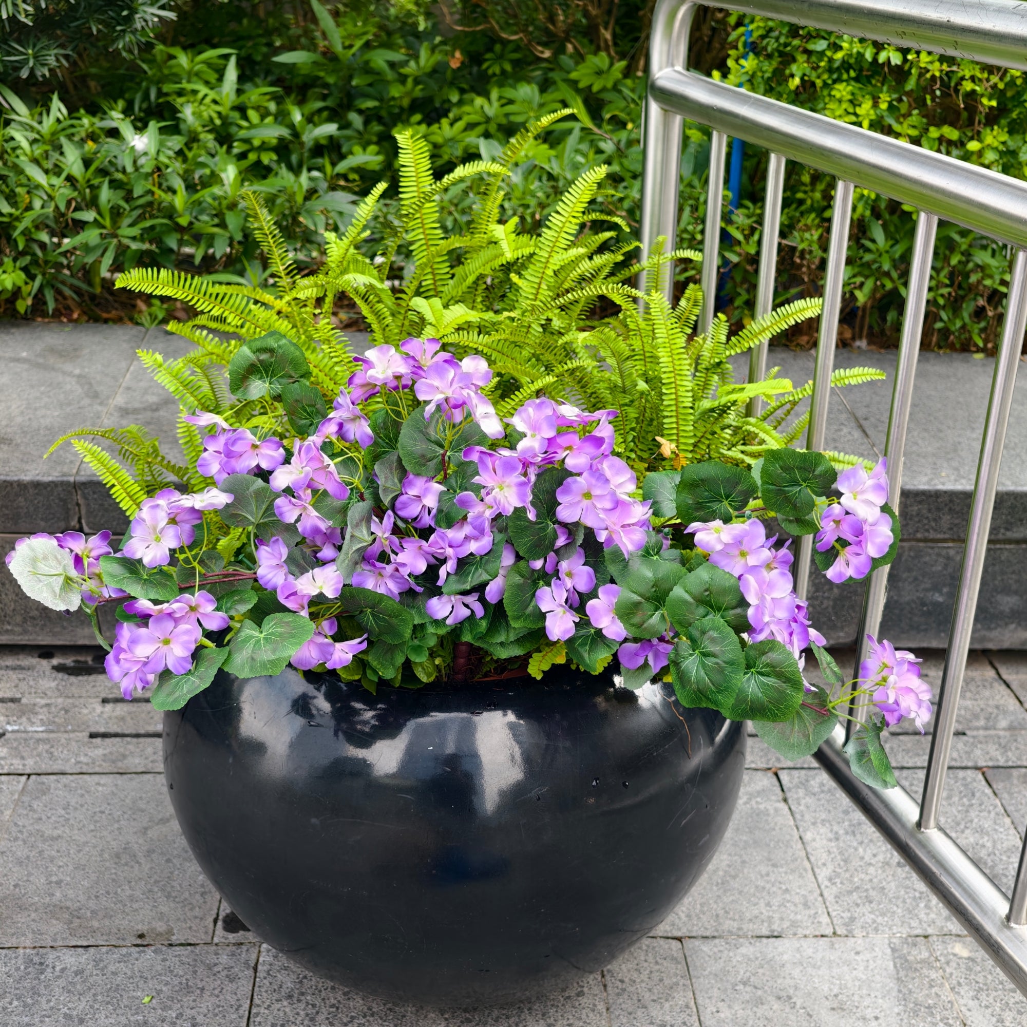 Langstielige Kunst-Geranien – UV-beständige Seidenblume, verblasst nicht, lebensechter Strauch für Garten, Balkon, Terrasse & Wohnbereich