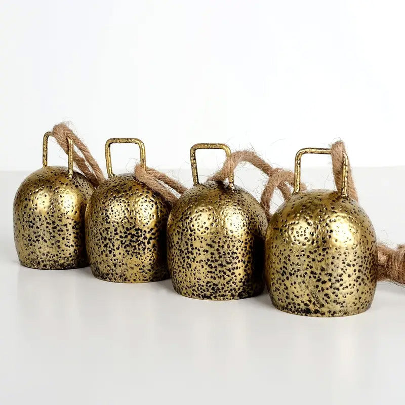 Weihnachtsglocken Anhänger, 4 Metallglöckchen am Juteband, Gold, Gesamtlänge 39 cm, Weihnachtsdeko im Vintage-Stil
