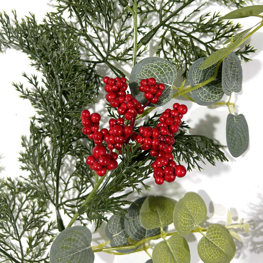 Künstliche Weihnachtsranke mit roten Beeren, Kiefernzweigen und Münzblättern, Kunststoff, 1 Stück, für Innenräume, Schaufenster und Hotel