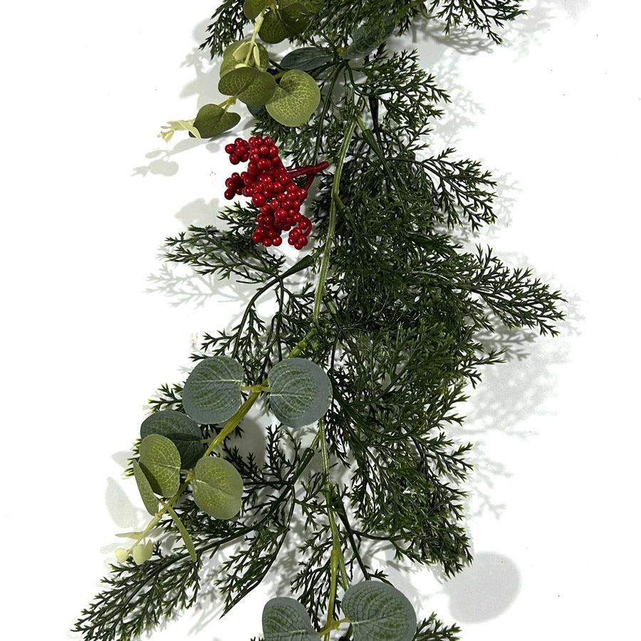 Künstliche Weihnachtsranke mit roten Beeren, Kiefernzweigen und Münzblättern, Kunststoff, 1 Stück, für Innenräume, Schaufenster und Hotel