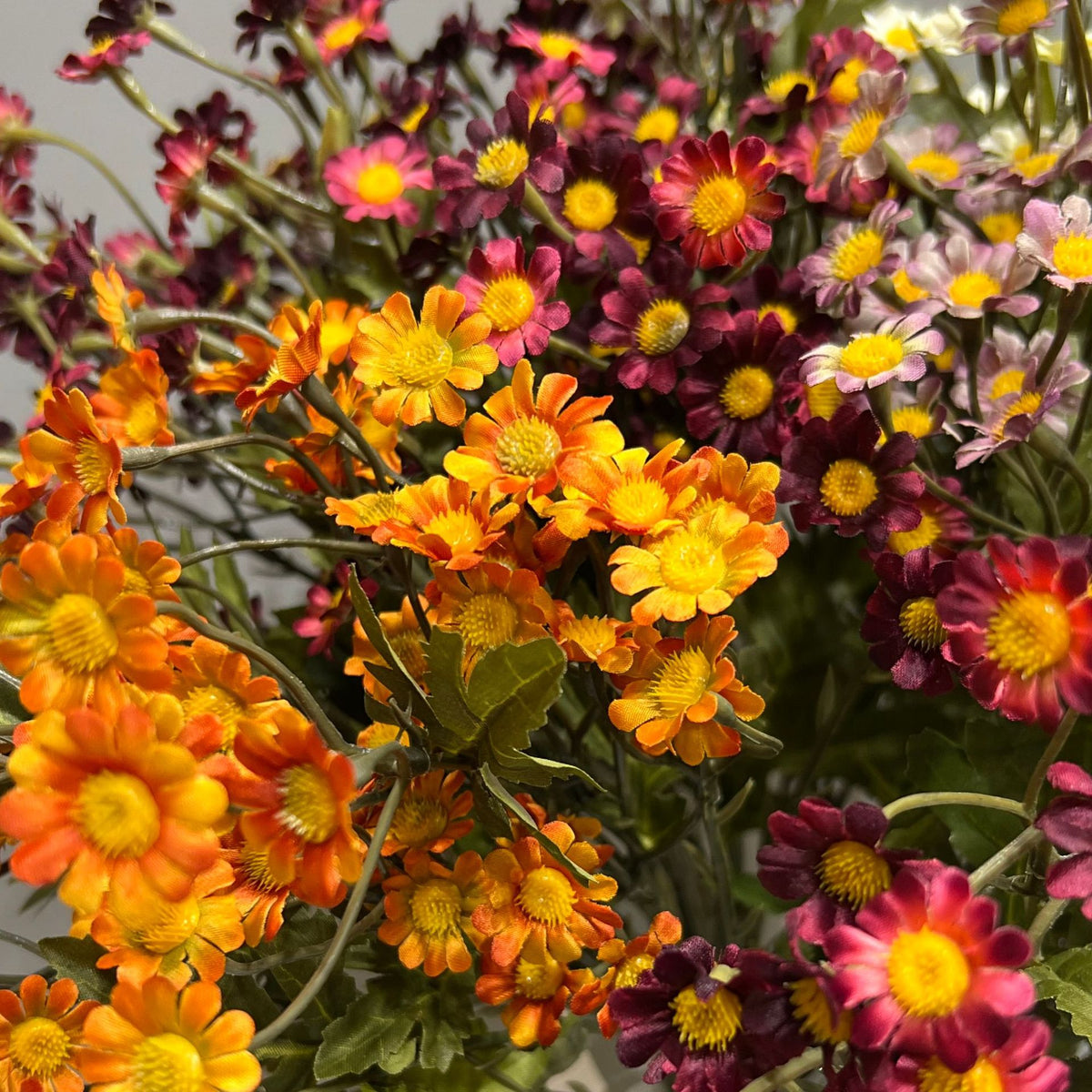 Künstliche Kamillenblüte, einzelner Stiel mit 50 Blüten, 58 cm hoch, aus Seidenstoff - für Hochzeiten, Büro und Innendekoration