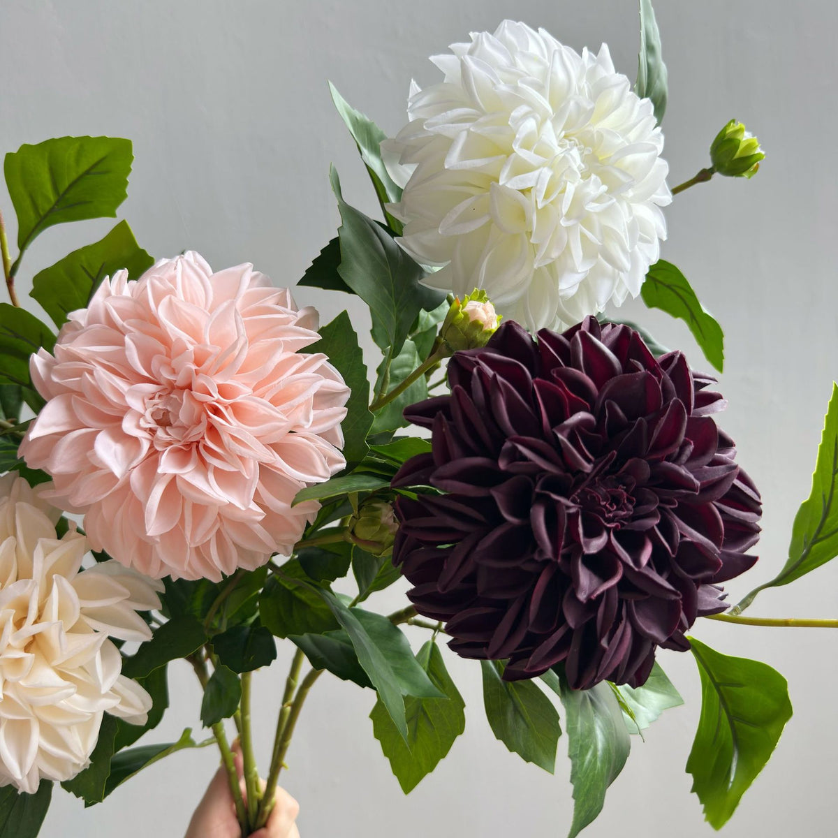 Künstliche Dahlien & Gänseblümchen, 66 cm hoch, 2 Blütenköpfe à 14 cm, aus seidenartigem Polyesterstoff, für Innendekoration