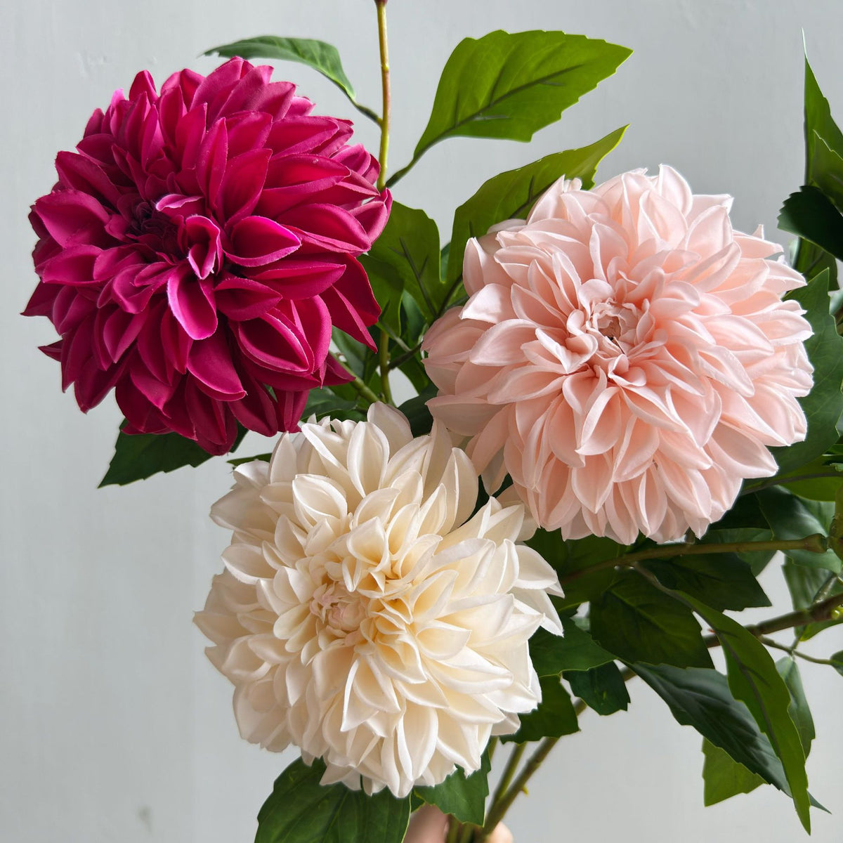 Künstliche Dahlien & Gänseblümchen, 66 cm hoch, 2 Blütenköpfe à 14 cm, aus seidenartigem Polyesterstoff, für Innendekoration