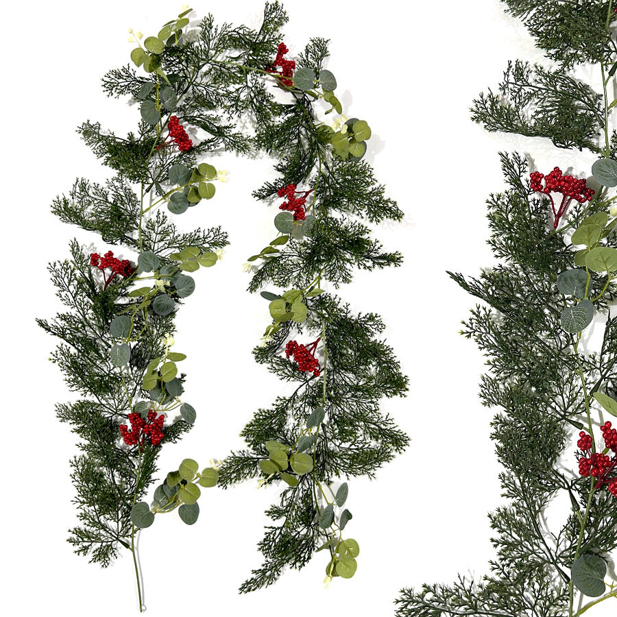 Künstliche Weihnachtsranke mit roten Beeren, Kiefernzweigen und Münzblättern, Kunststoff, 1 Stück, für Innenräume, Schaufenster und Hotel