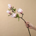 Magnolienzweig künstlich, Real Touch Magnolienknospen, 67cm, lebensechte Haptik, hochwertige Kunstblume für Vase, Frühlingsdeko, Hochzeit