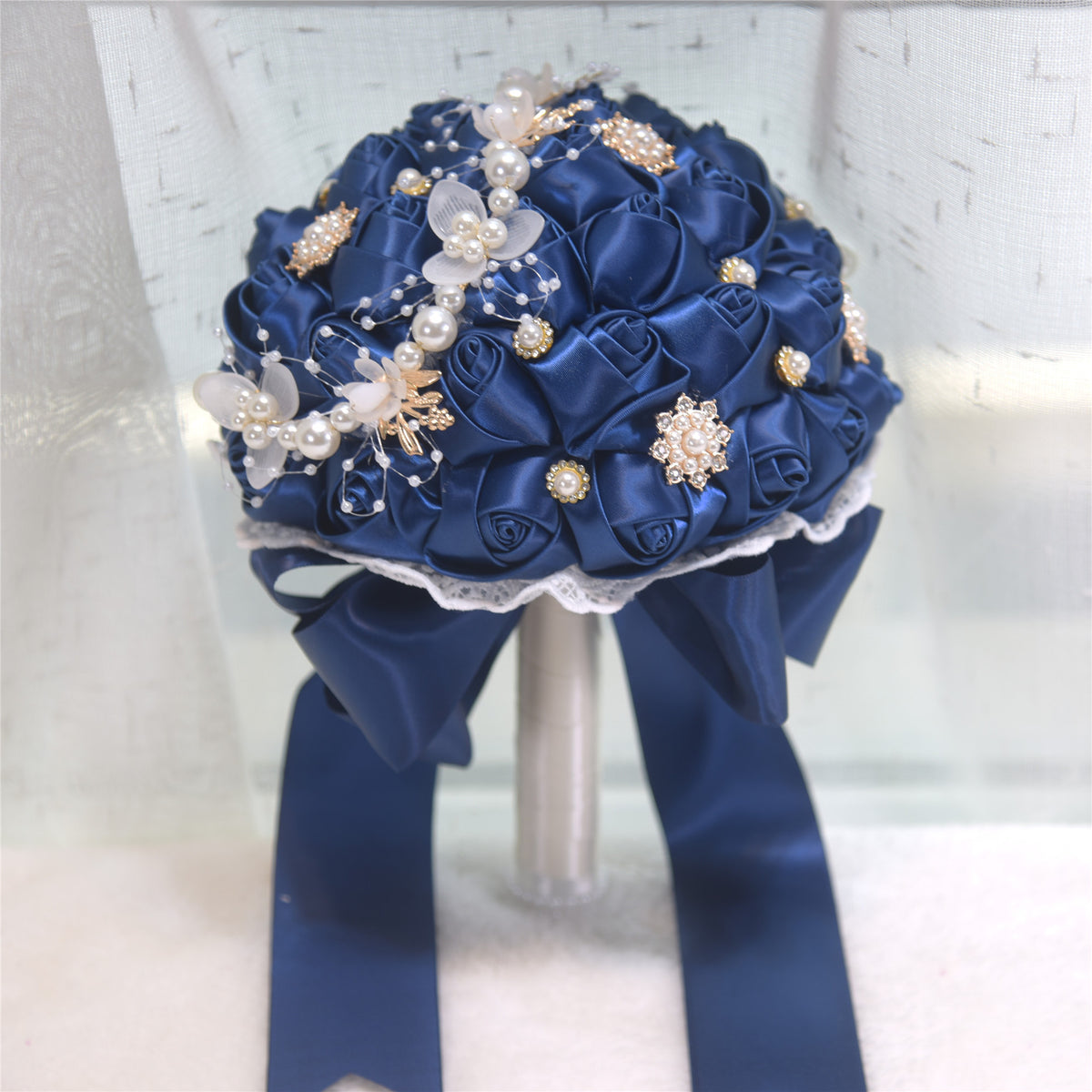 Eleganter Runder Brautstrauß aus Satinrosen - Hochzeitsstrauß zum Werfen, Wiederverwendbar & Stilvoll