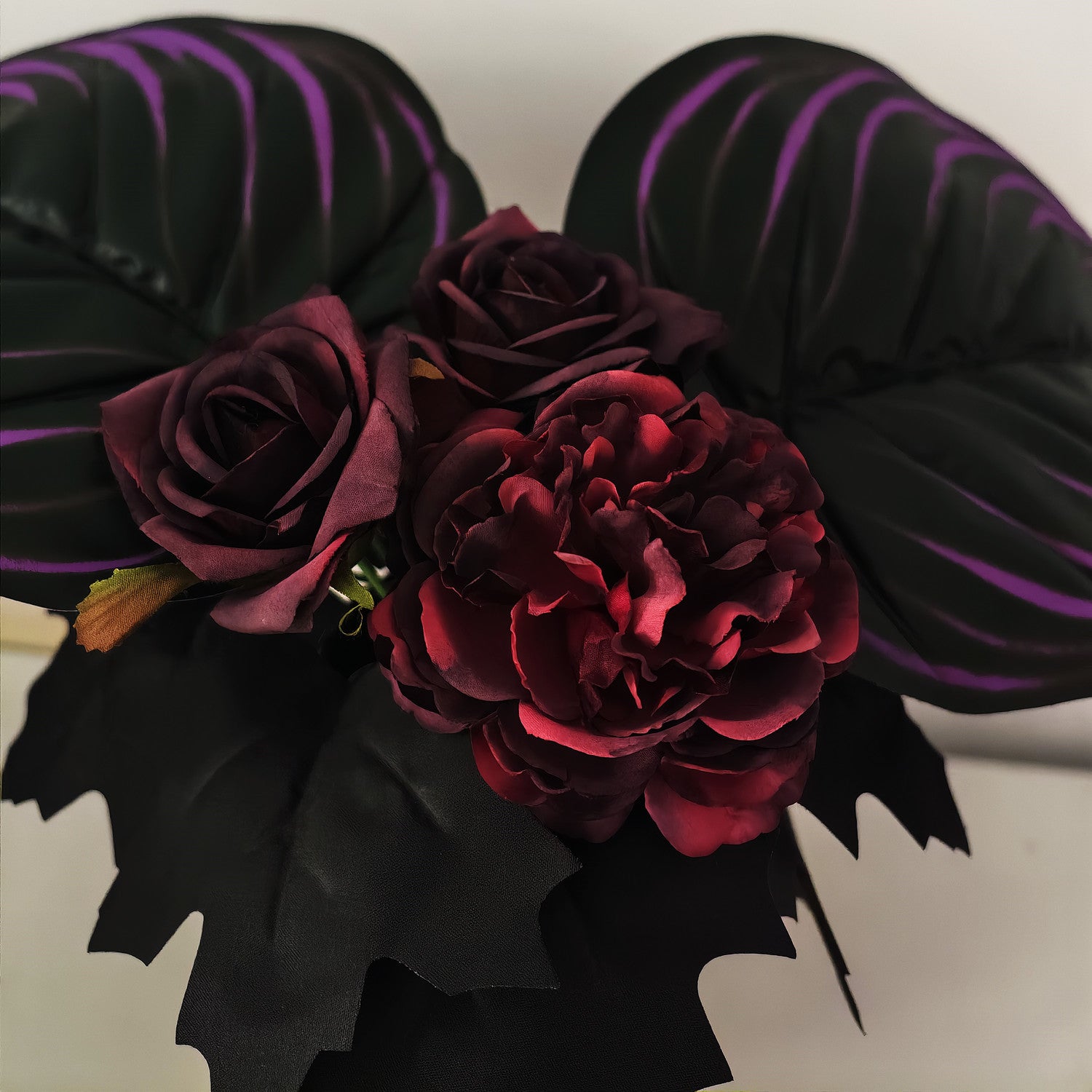 Großpackung 20 cm Fertig-Halloween-Kunstblumenarrangement – Schwarze, Lila & Burgunderrote Blüten & Blätter in edler Goldvase
