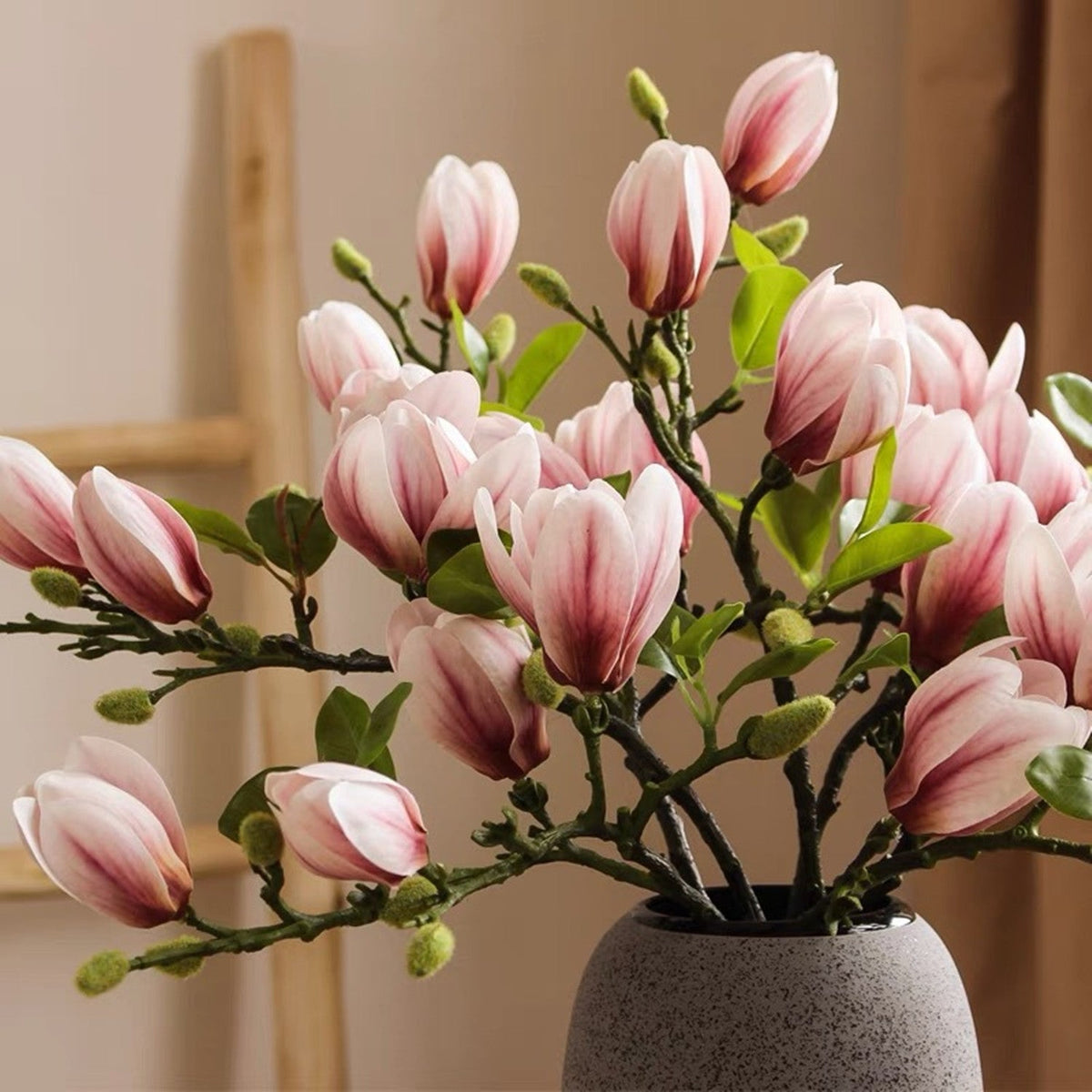 Magnolienzweig künstlich, Real Touch Magnolienknospen, 67cm, lebensechte Haptik, hochwertige Kunstblume für Vase, Frühlingsdeko, Hochzeit