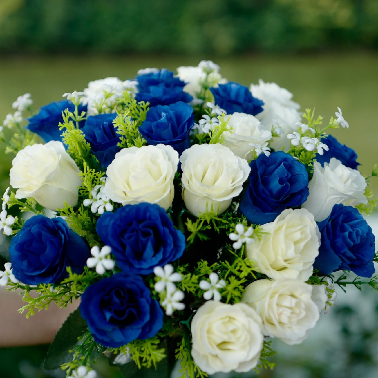 Grabschmuck Rosenstrauß mit Vase | ca. 38 cm | Wetterfeste Kunstblumen | Grabgesteck für Allerheiligen & Gedenken