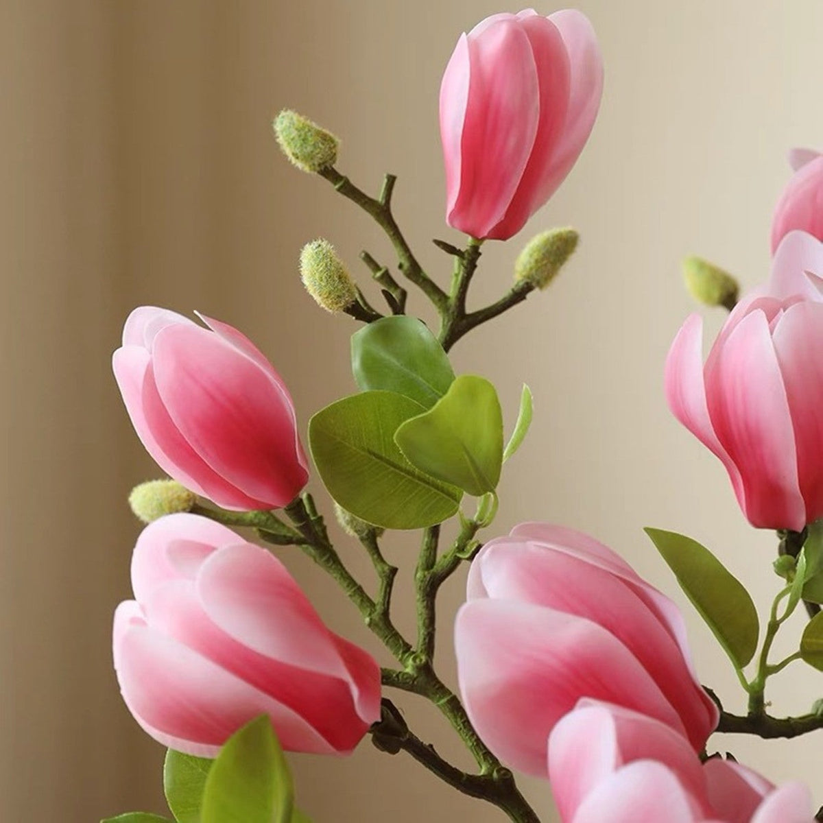 Magnolienzweig künstlich, Real Touch Magnolienknospen, 67cm, lebensechte Haptik, hochwertige Kunstblume für Vase, Frühlingsdeko, Hochzeit