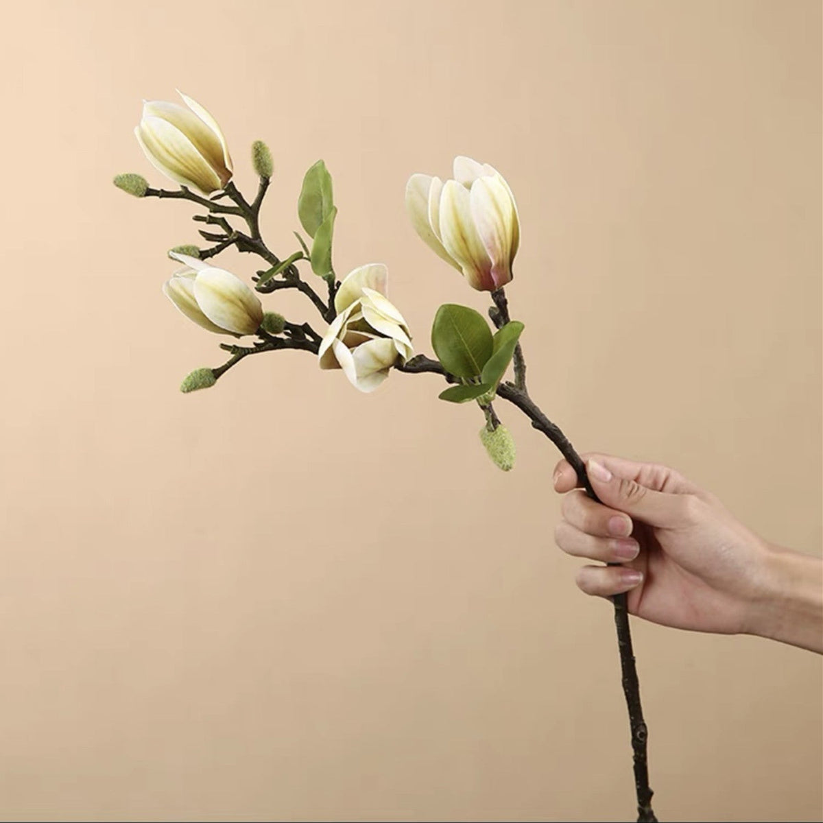 Magnolienzweig künstlich, Real Touch Magnolienknospen, 67cm, lebensechte Haptik, hochwertige Kunstblume für Vase, Frühlingsdeko, Hochzeit