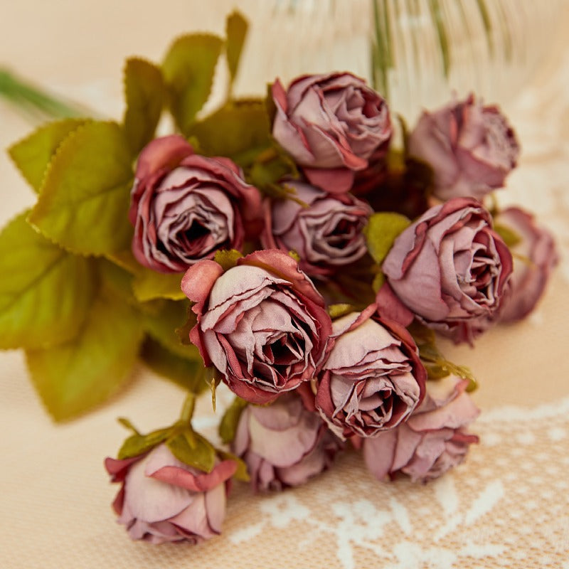 32 cm Künstlicher Strauß mit 15 kleinen randgebrannten Rosen – für Herbst-Winter-Dekoration