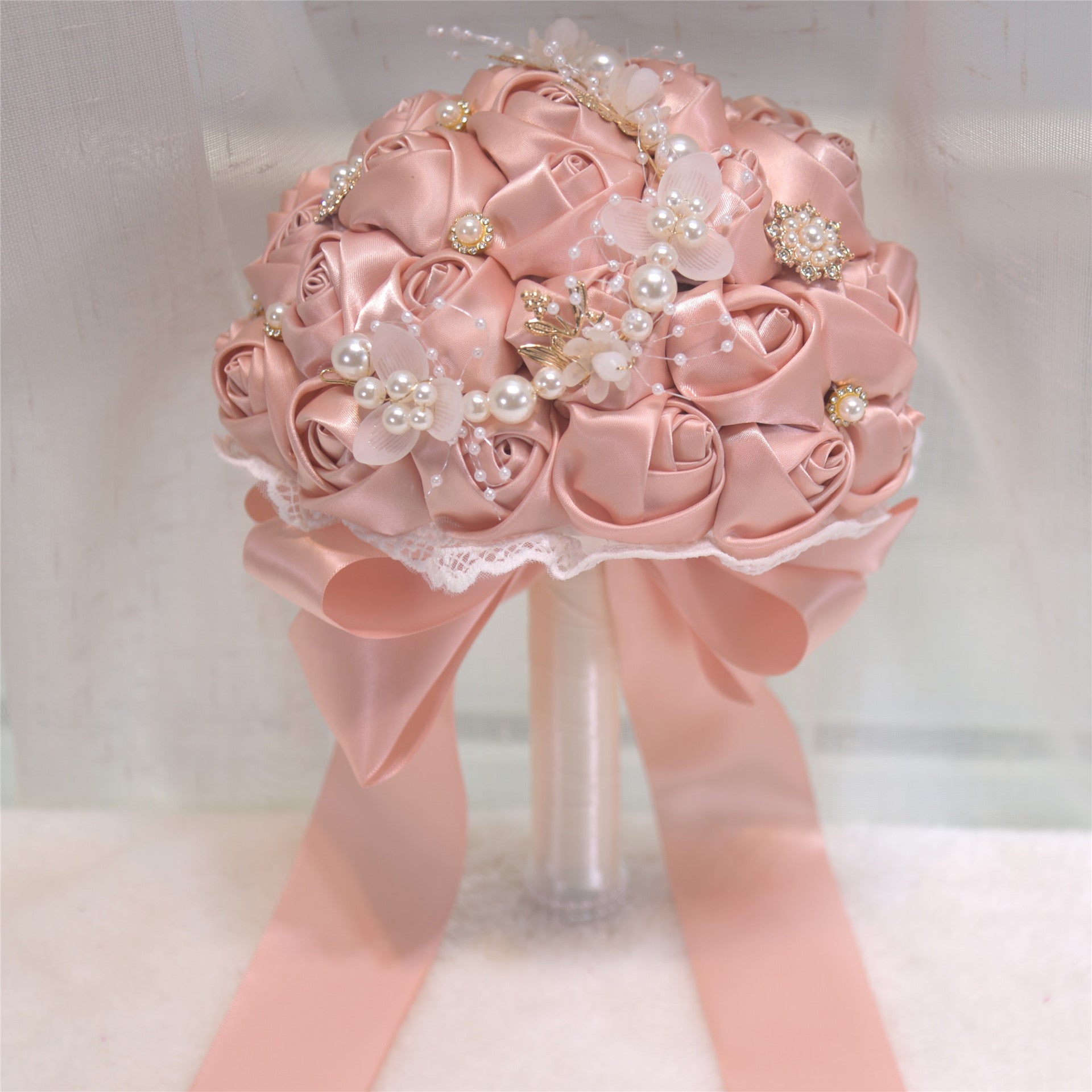 Eleganter Runder Brautstrauß aus Satinrosen - Hochzeitsstrauß zum Werfen, Wiederverwendbar & Stilvoll