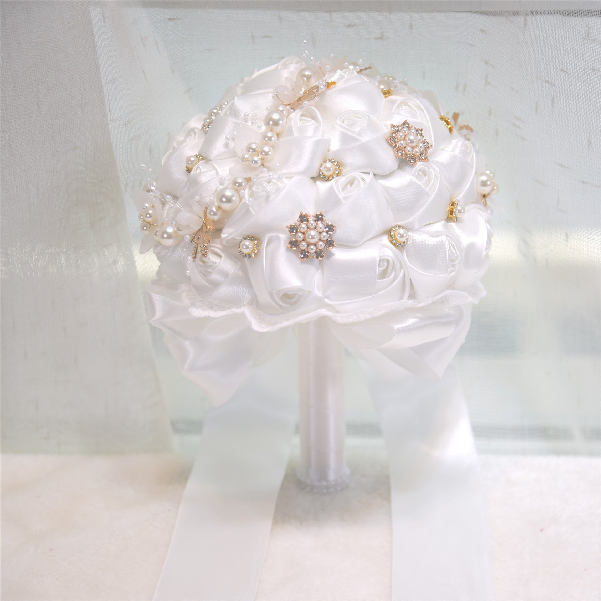 Eleganter Runder Brautstrauß aus Satinrosen - Hochzeitsstrauß zum Werfen, Wiederverwendbar & Stilvoll